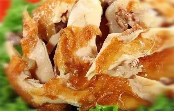 金凤扒鸡”最早始于1908年，当时一对叫做马洪昌的回民夫妇在石家庄大桥街开了一家马家鸡铺，他们采用独特的制作工艺，用蜂蜜对鸡进行上色炸制，并用中药秘方老汤煮制，做出来的扒鸡风味独特。金凤扒鸡之所以著名除了制作工艺的讲究外还有一个就是食材，当地的鸡肉质细嫩，再加上中药的熬制，味道极为独特。