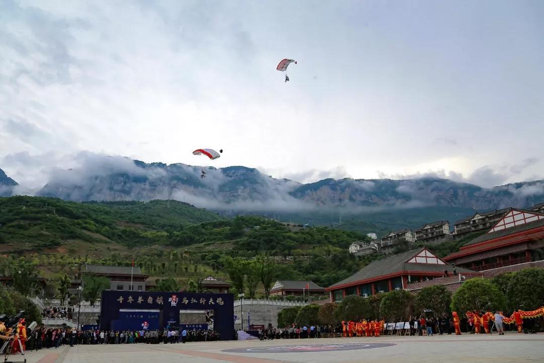 微信图片_20190506174249翼装飞行.jpg