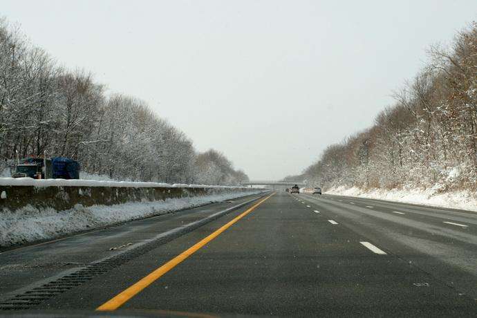 受雨雪天气影响,七省上百条高速面临被封