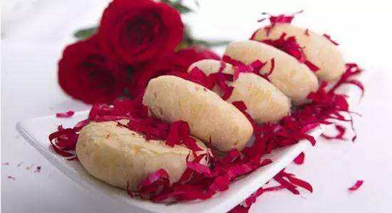 玫瑰花饼玫瑰花不仅是塞外名花，而且被定为承德市的市花。用来做点心在河北也是非常有名的饼造型美观、色泽鲜艳、绵软酥脆，有诱人的饿玫瑰香气，是馈赠亲友的上好佳品。